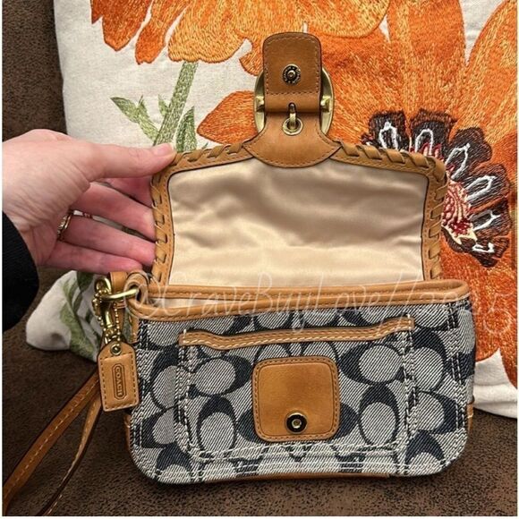 COACH BLEECKER VACHETTA FLORAL APPLIQUÉ& DENIM SIGNATURE WRISTLET LT ED EUC 2007 - Picture 10 of 17